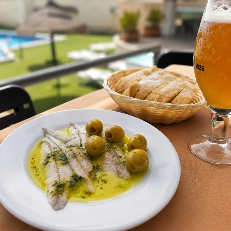 Aperitiu a la terrassa amb seitons del Centre Cívic de Clariana