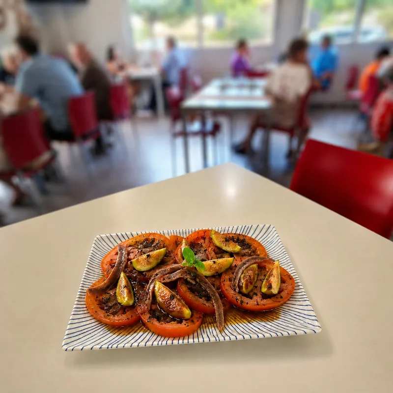 Amanida de tomàquet, figues i anxoves del Centre Cívic de Clariana