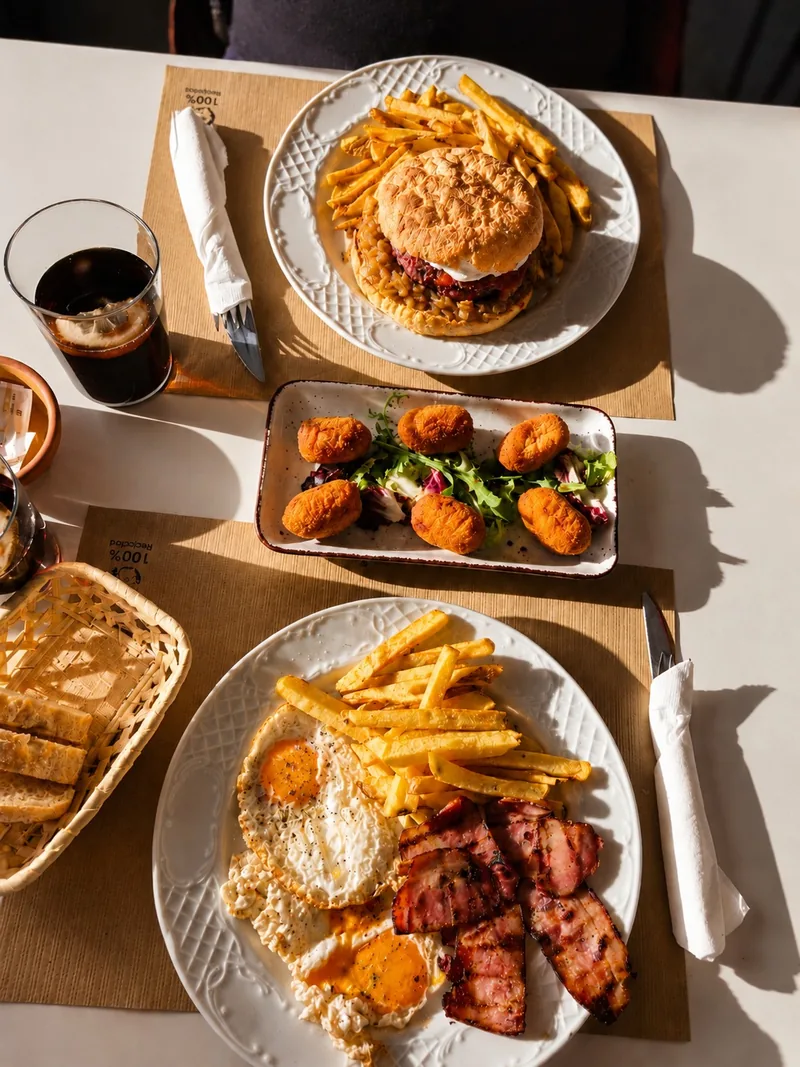 Tapes, plat combinat i hamburguesa del Centre Cívic de Clariana